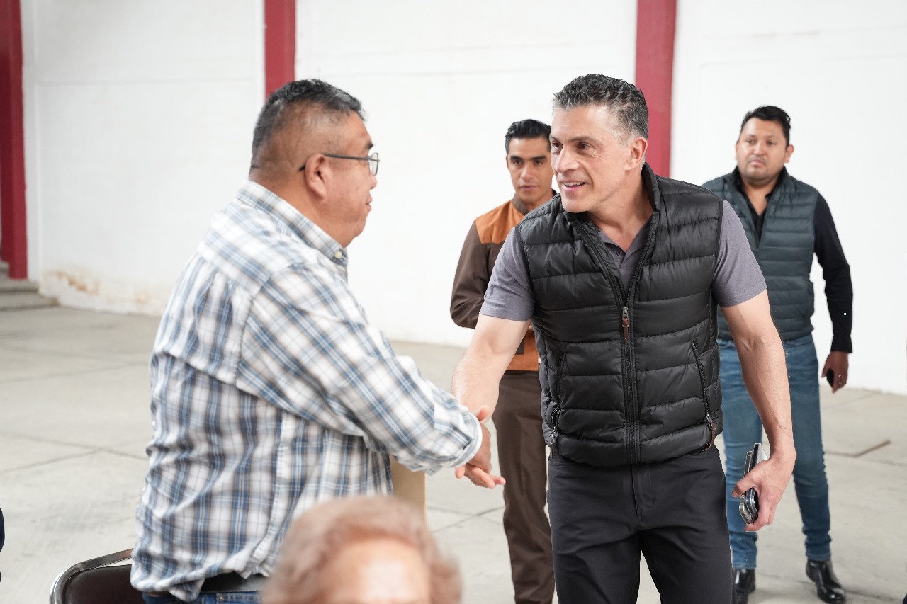 Alfonso Sánchez García estuvo en San Gabriel Cuauhtla escuchando a las familias
